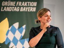 Katharina Schulze auf der Bühne, mit Mikrofon in der Hand