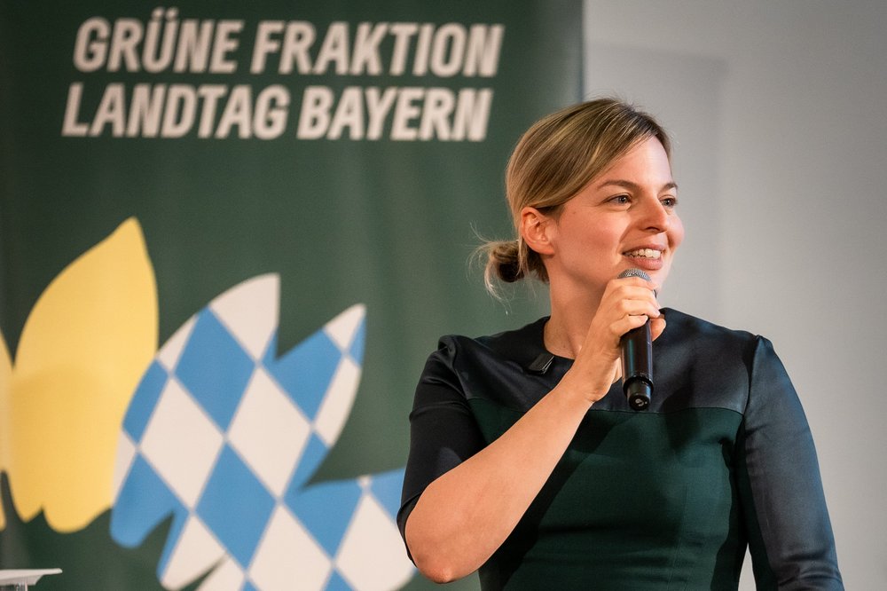 Katharina Schulze auf der Bühne, mit Mikrofon in der Hand